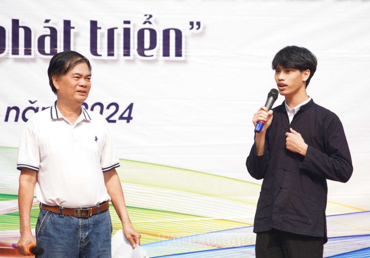 Học sinh Trường THPT Số 1 Văn Bàn giao lưu với nhà văn Đoàn Hữu Nam. s92.JPG