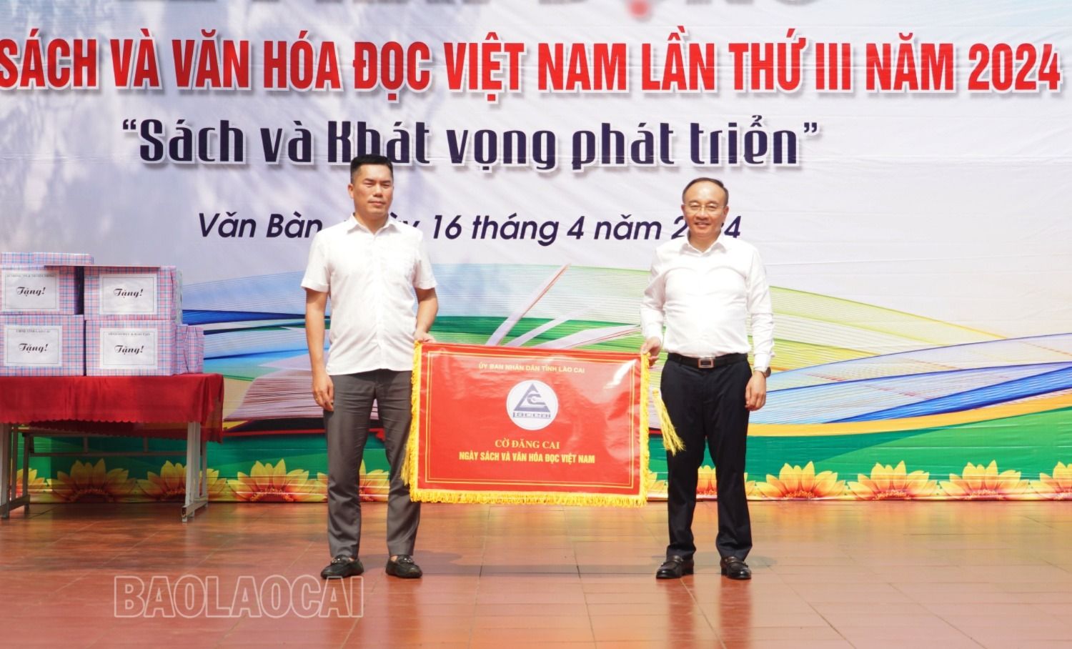 Trao Cờ đăng cai phát động Ngày sách và Văn hóa đọc Việt Nam lần thứ IV năm 2025 cho đại diện lãnh đạo huyện Bát Xát. l.JPG