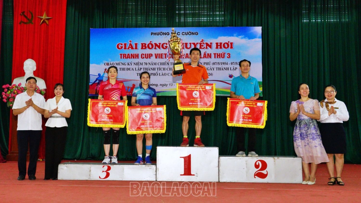 Trao giải nội dung dưới 45 tuổi . duoi45.JPG