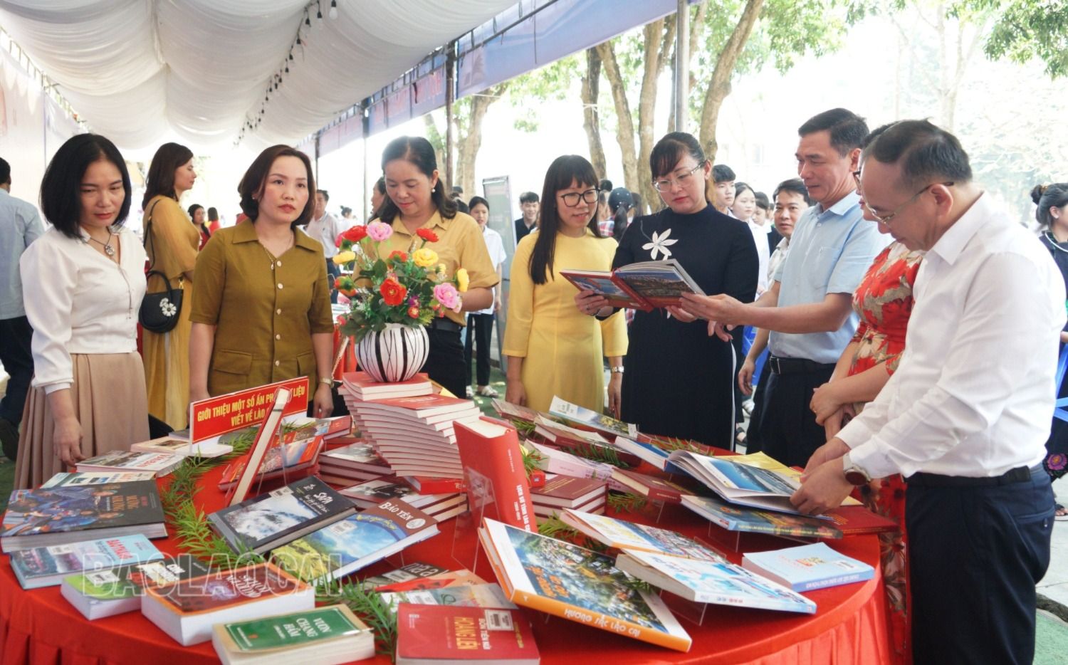 Các đại biểu tham quan các gian trưng bày sách. z.JPG