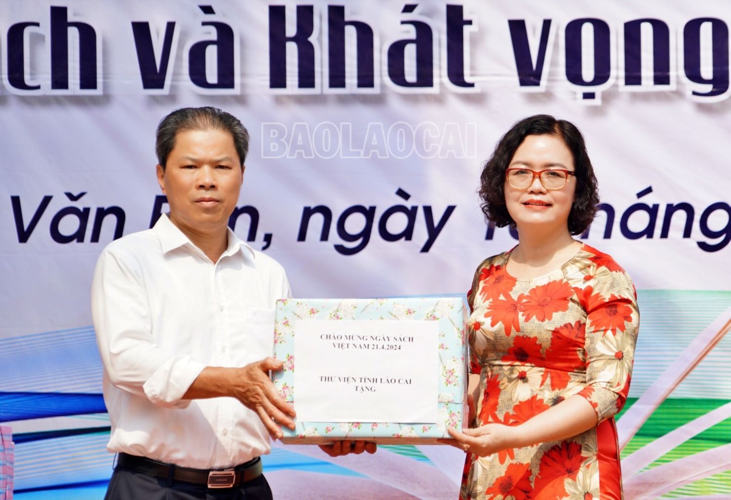 Các đơn vị trao tặng sách cho Sở Giáo dục và Đào tạo. h.JPG