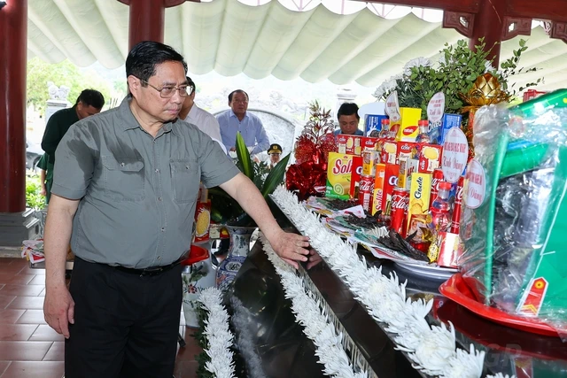 Thủ tướng dâng hương tưởng niệm Chủ tịch Hồ Chí Minh, tri ân anh hùng, liệt sĩ tại các ‘địa chỉ đỏ’ ở Nghệ An - Ảnh 12.