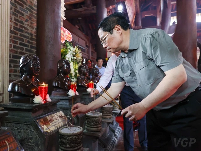 Thủ tướng dâng hương tưởng niệm Chủ tịch Hồ Chí Minh, tri ân anh hùng, liệt sĩ tại các ‘địa chỉ đỏ’ ở Nghệ An - Ảnh 9.