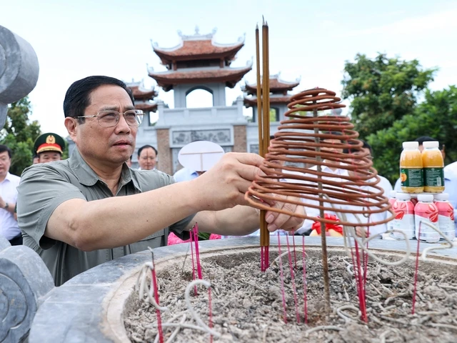 Thủ tướng dâng hương tưởng niệm Chủ tịch Hồ Chí Minh, tri ân anh hùng, liệt sĩ tại các ‘địa chỉ đỏ’ ở Nghệ An - Ảnh 6.