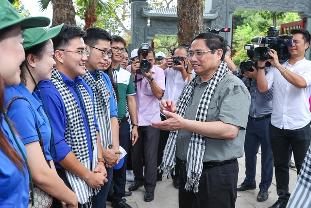 Thủ tướng dâng hương tưởng niệm Chủ tịch Hồ Chí Minh, tri ân anh hùng, liệt sĩ tại các ‘địa chỉ đỏ’ ở Nghệ An - Ảnh 9.
