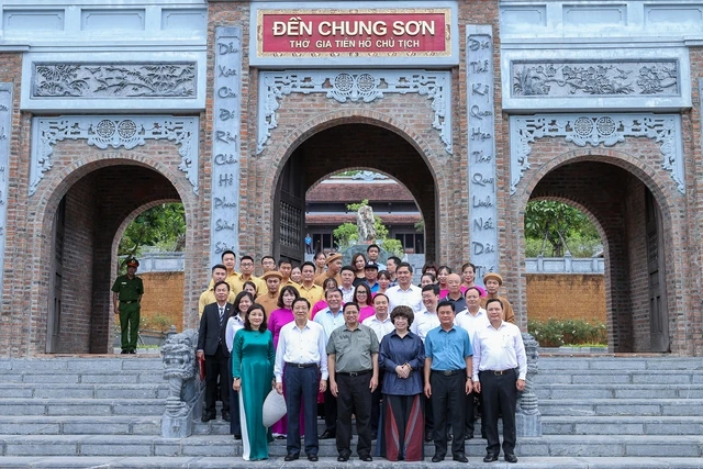 Thủ tướng dâng hương tưởng niệm Chủ tịch Hồ Chí Minh, tri ân anh hùng, liệt sĩ tại các ‘địa chỉ đỏ’ ở Nghệ An - Ảnh 8.