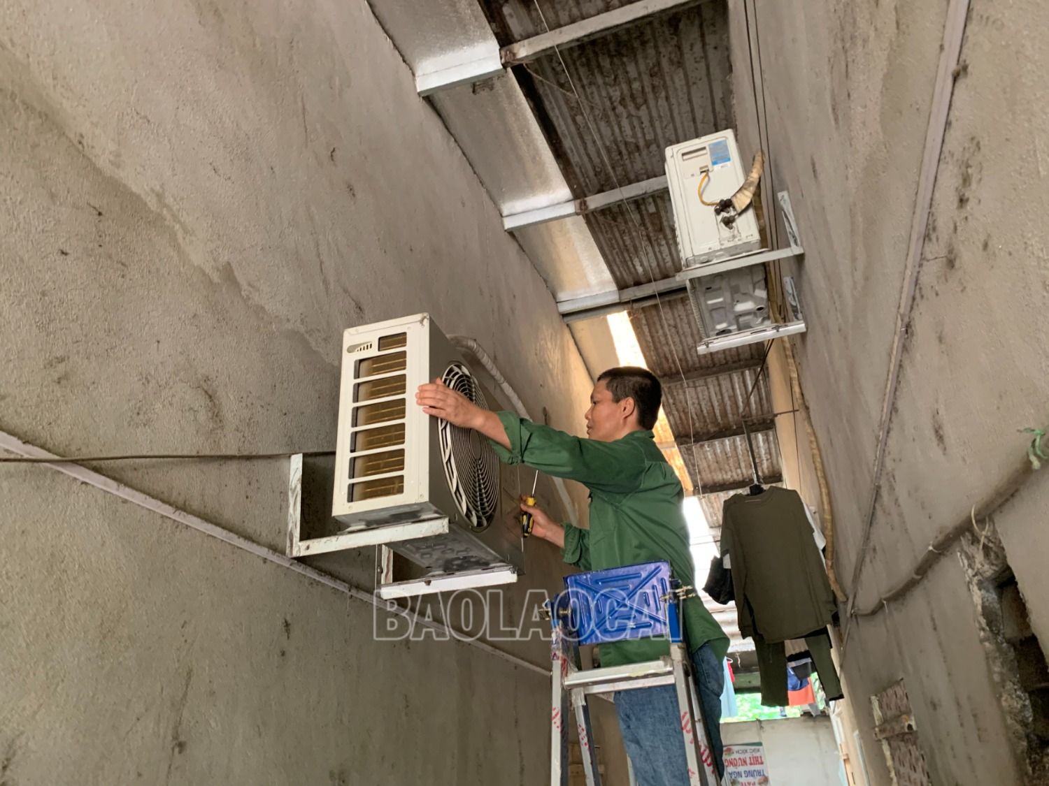 Anh Phạm Quang Hạnh, kiểm tra, bảo dưỡng bộ phận tản nhiệt ngoài trời cho khách hàng. IMG_0337.jpeg