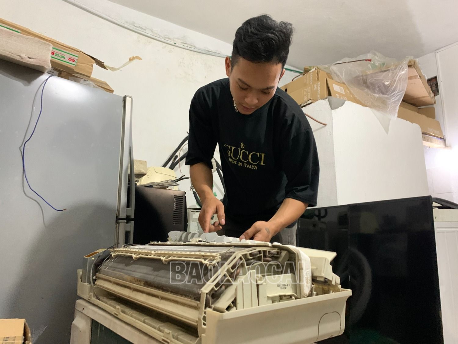 Công việc sửa chữa, bảo dưỡng máy điều hoà đòi hỏi sự cẩn thận, tỉ mỉ. IMG_0351.jpeg
