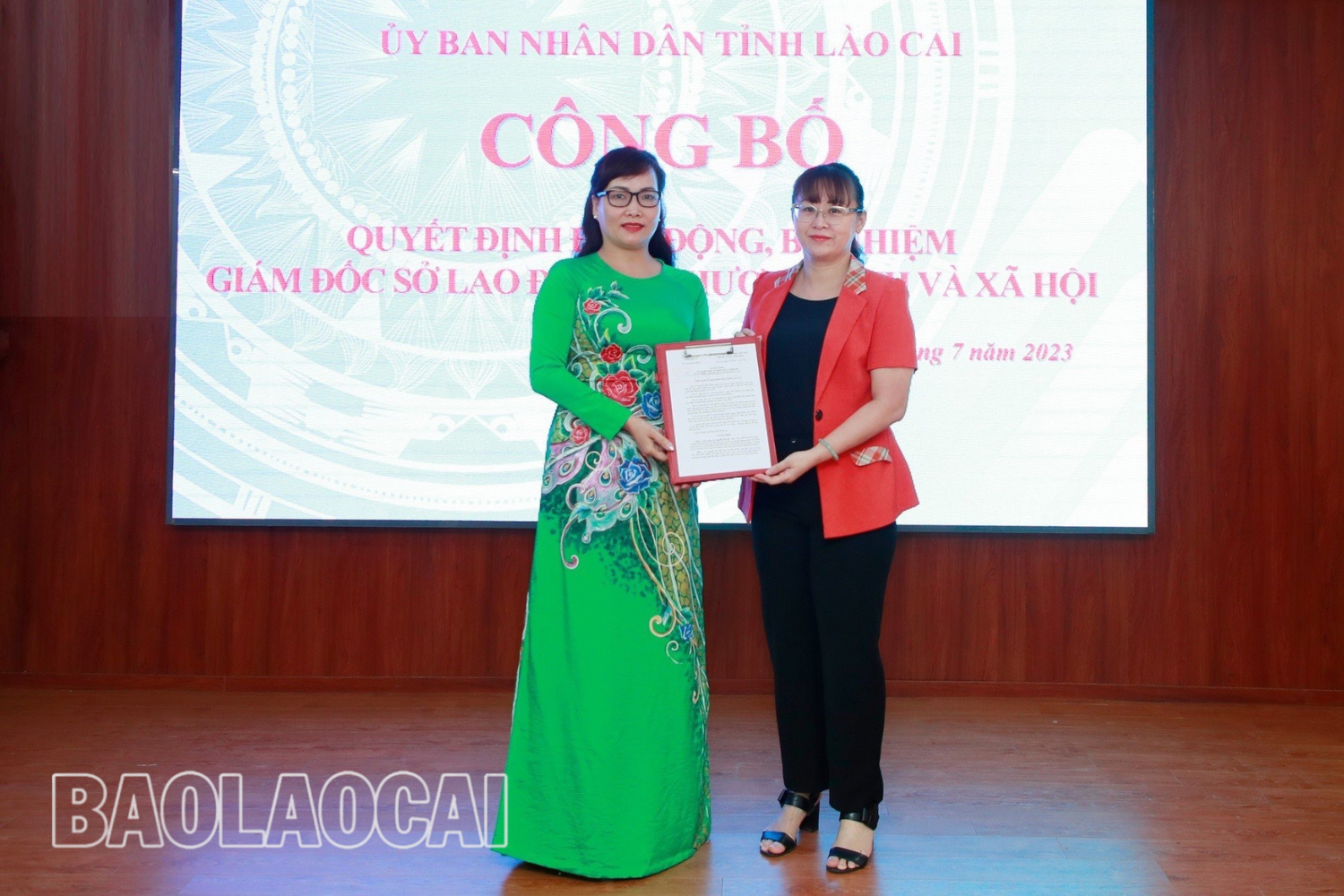 Đồng chí Giàng Thị Dung, Phó Chủ tịch UBND tỉnh trao Quyết định bổ nhiệm cho bà Nguyễn Thị Hải Anh. 3.png