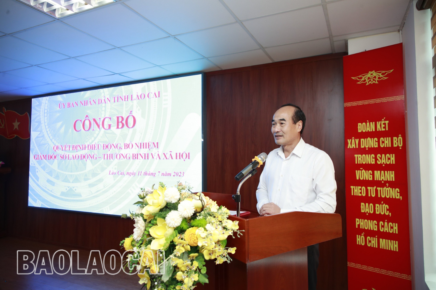 Đồng chí Vũ Xuân Cường, Phó Bí thư Thường trực Tỉnh ủy giao nhiệm vụ cho tân Giám đốc Sở Lao động - Thương binh và Xã hội. 5.png
