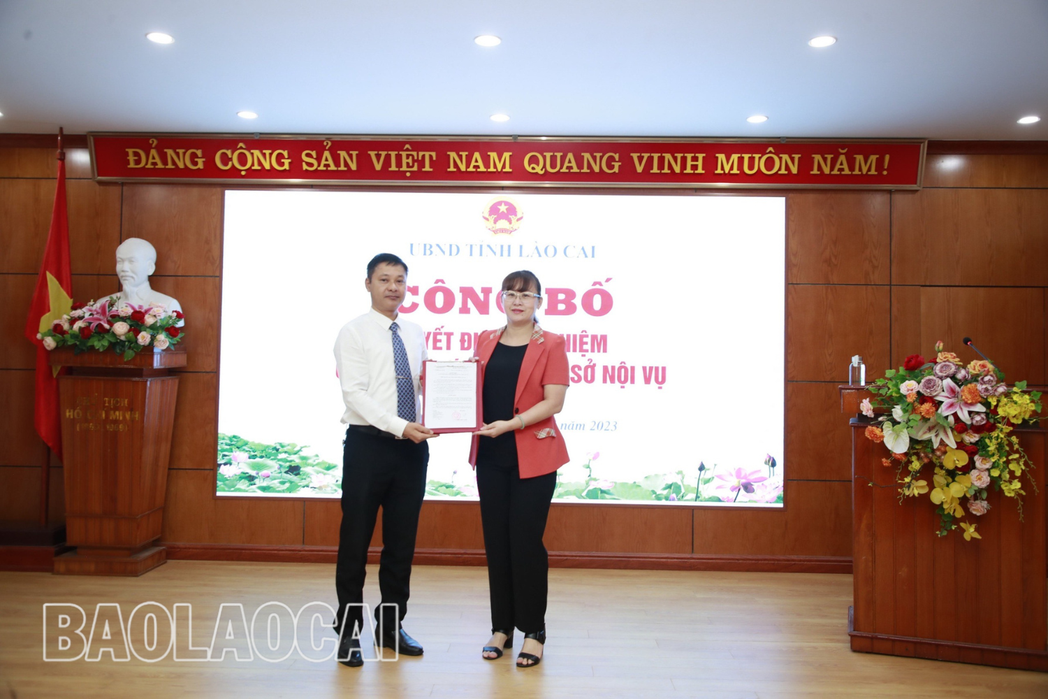 Tại buổi lễ, đồng chí Giàng Thị Dung, Phó Chủ tịch UBND tỉnh trao Quyết định bổ nhiệm ông Lê Anh Đức nhận công tác và giữ chức vụ Phó Giám đốc Sở Nội vụ tỉnh. 6.png