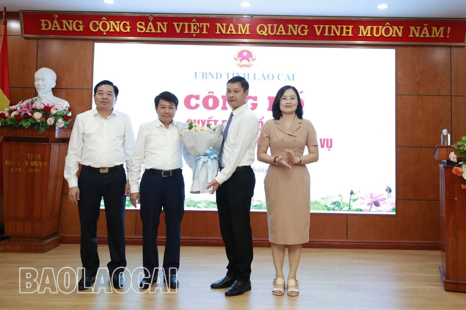 Tặng hoa chúc mừng tân Phó Giám đốc Sở Nội vụ. 7.png