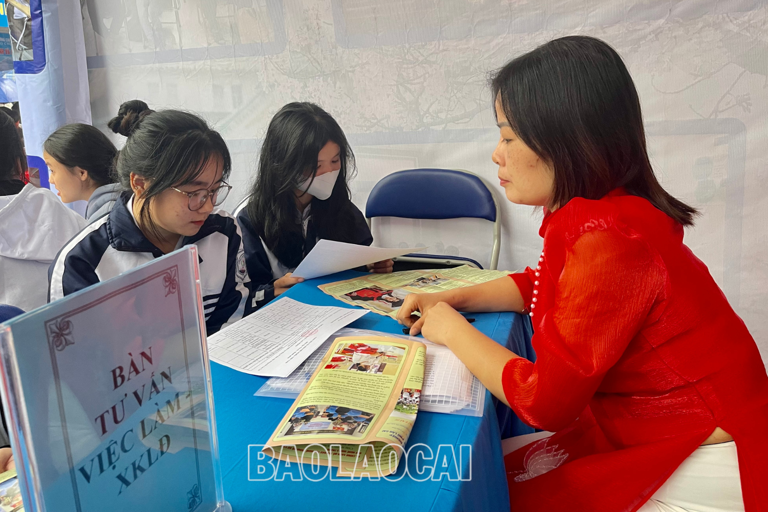 Tư vấn việc việc làm xuất khẩu lao động cho học sinh, sinh viên, người lao động. 4.png