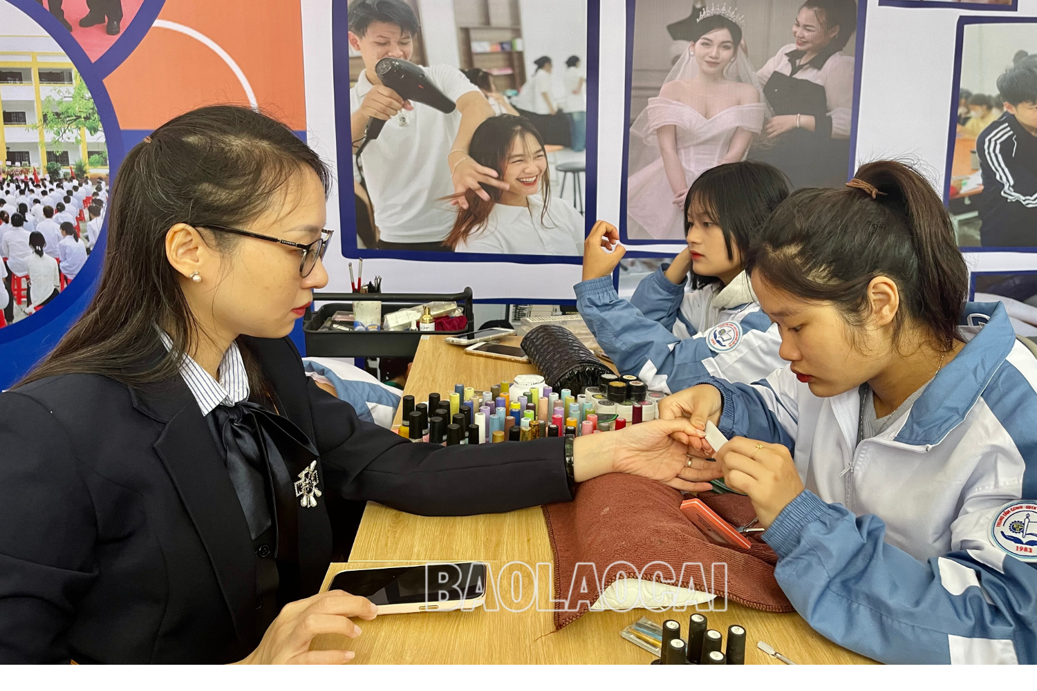 Dịch vụ chăm sóc sắc đẹp được nhiều người quan tâm, trải nghiệm tại Ngày hội. 3.png