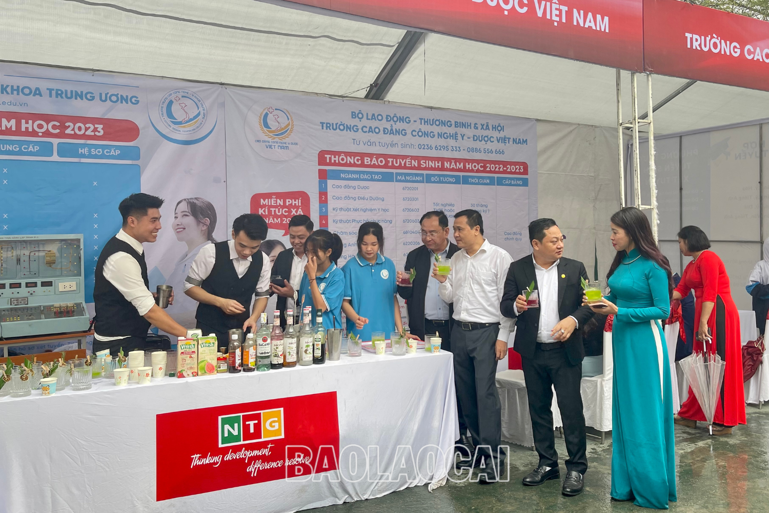 Các đại biểu tham quan gian hàng việc làm tại Ngày hội. 9.png
