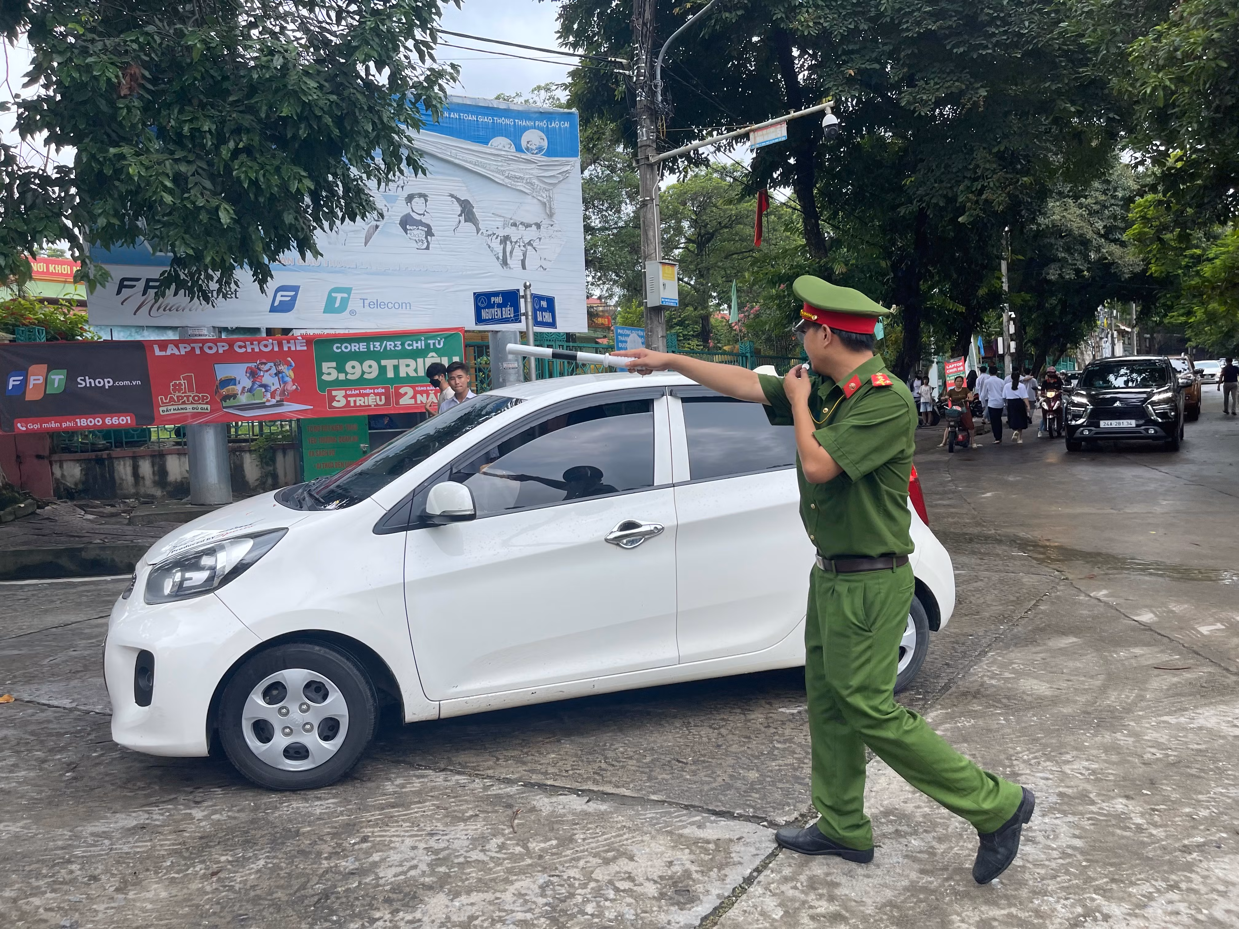 Lực lượng công an có mặt phân luồng, tránh ùn tắc tại điểm thi.