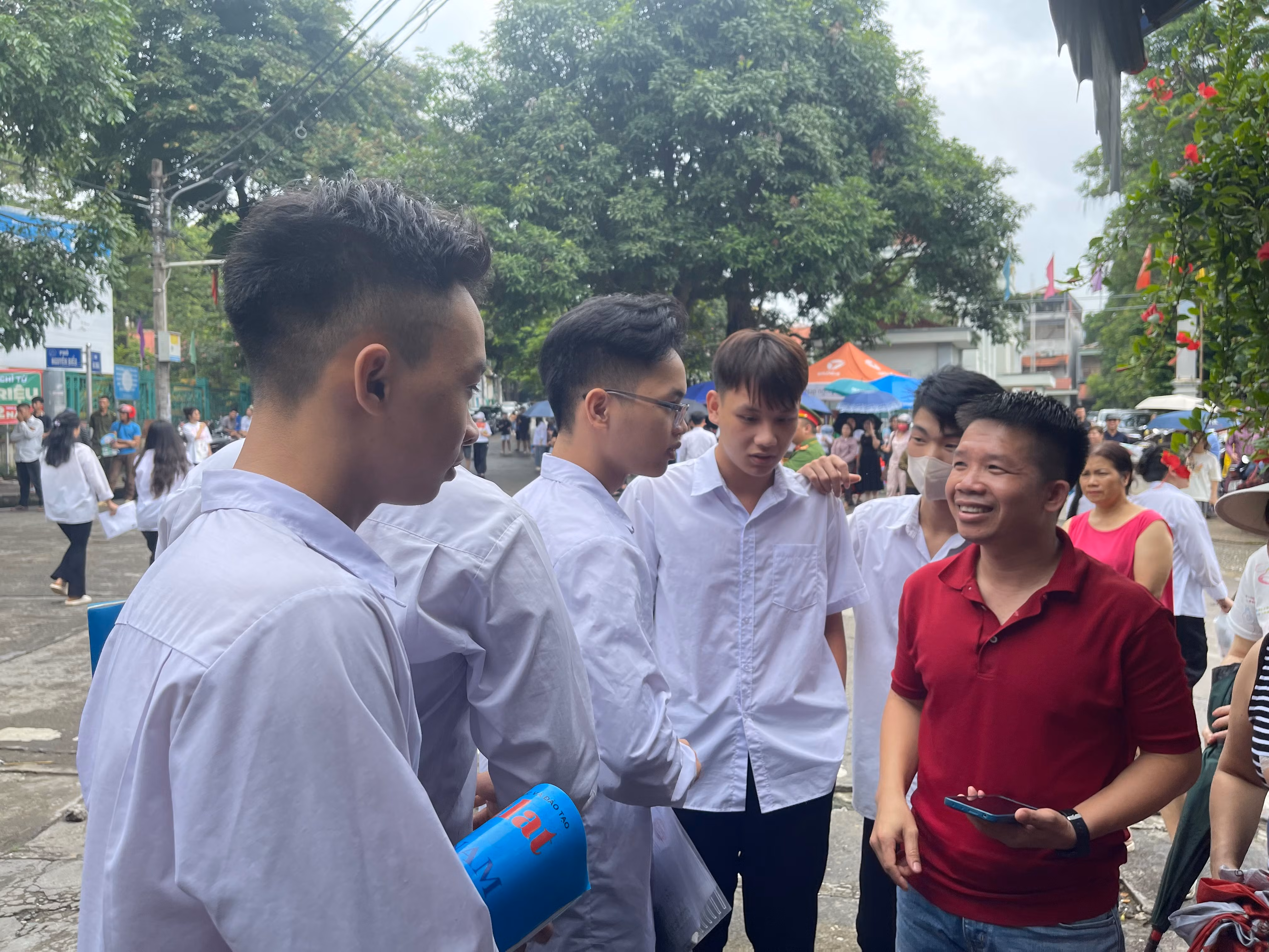 Giáo viên có mặt tại Điểm thi Trường THPT số 3 thành phố Lào Cai động viên học sinh tham dự kỳ thi THPT.