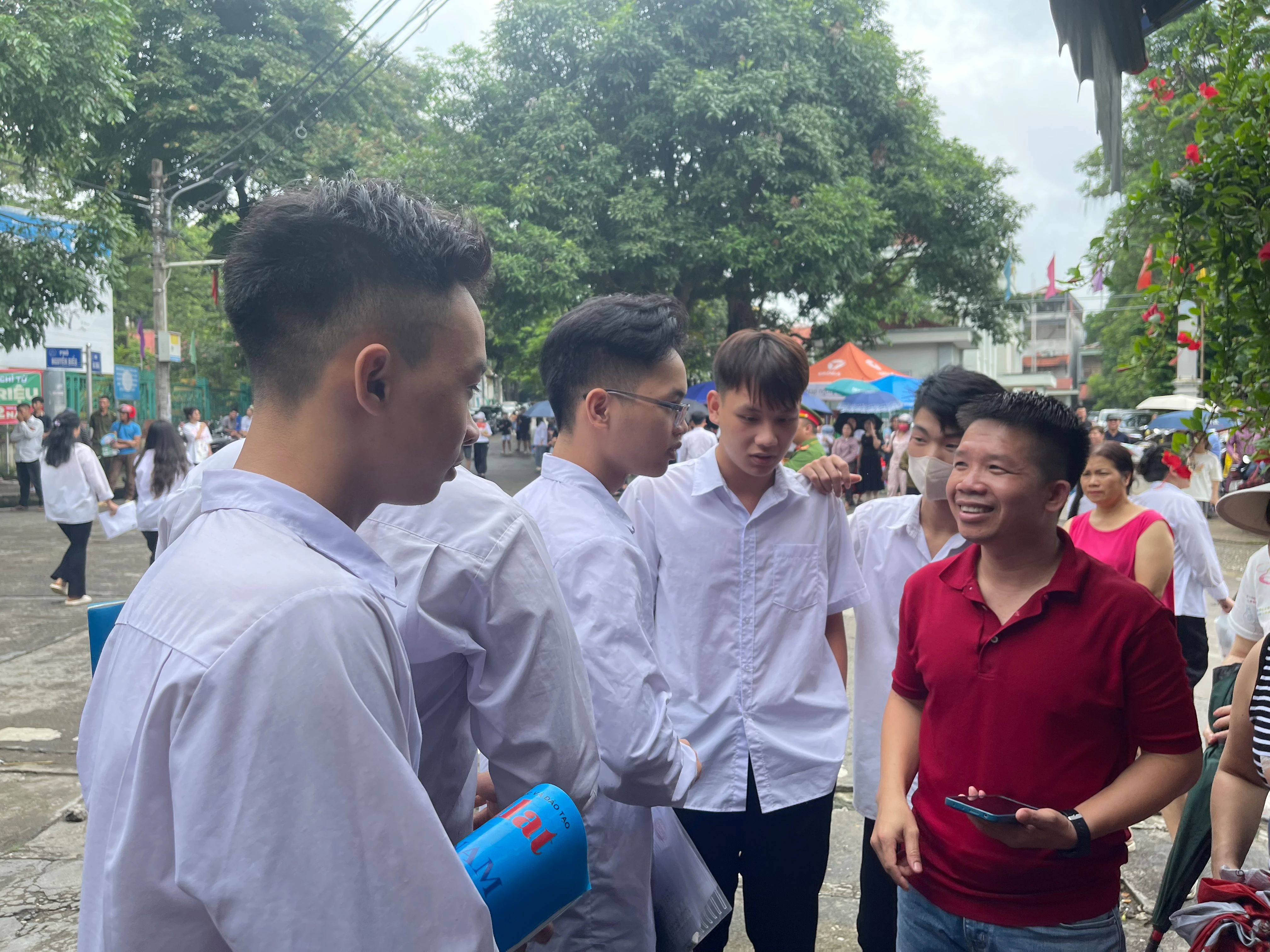 Giáo viên có mặt tại Điểm thi Trường THPT số 3 thành phố Lào Cai động viên học sinh tham dự kỳ thi THPT.