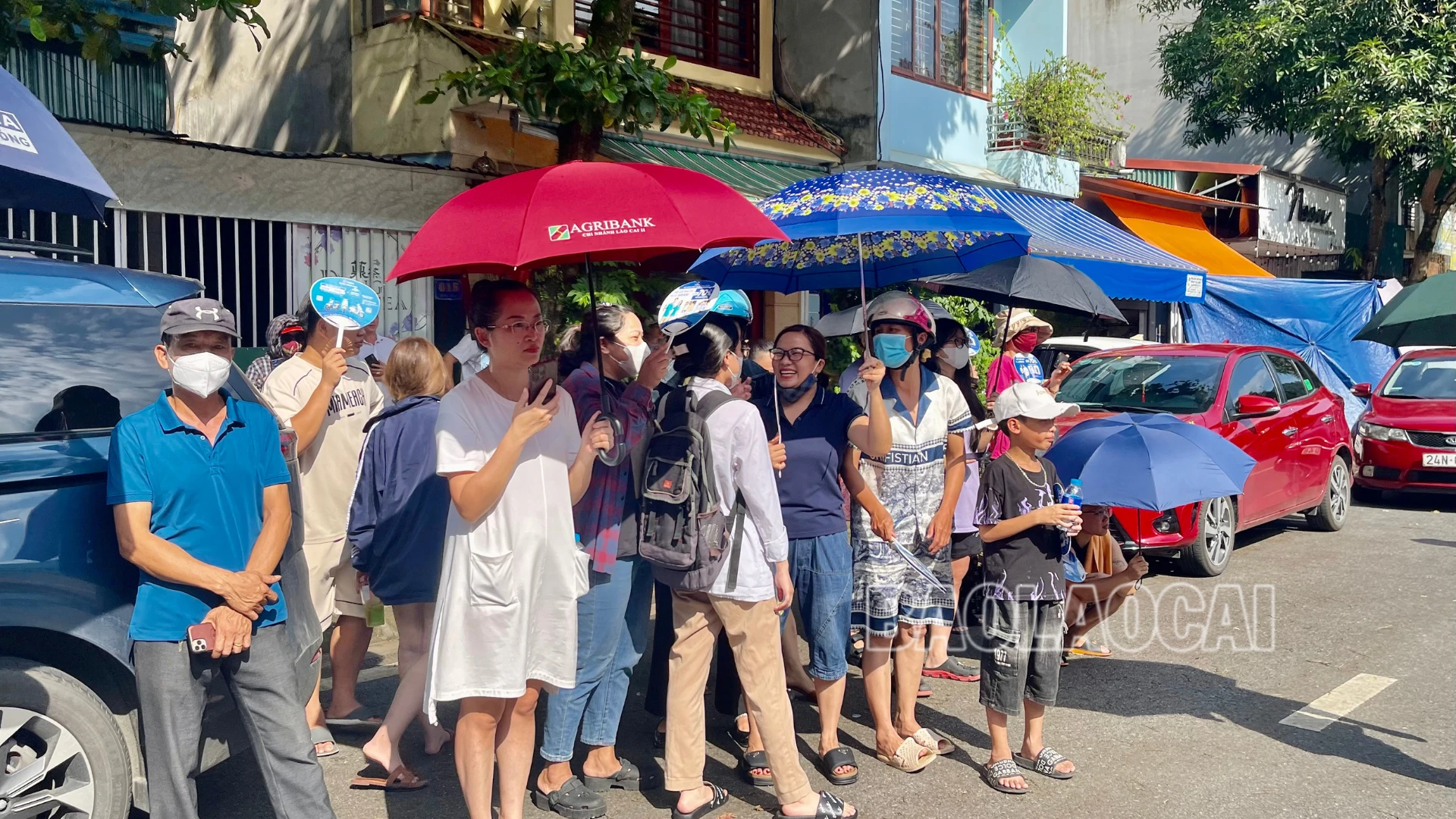 Dù trời nắng nóng, nhiều phụ huynh vẫn đợi bên ngoài điểm thi để chúc mừng con đã hoàn thành kỳ thi quan trọng