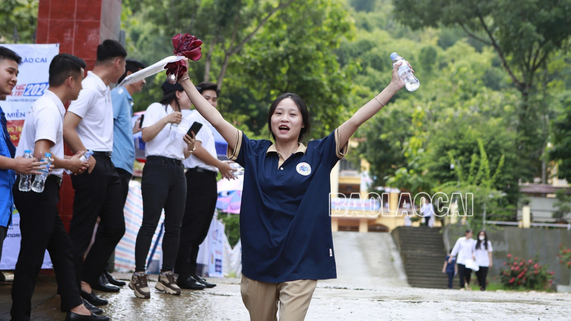 Thí sinh vui mừng vì hoàn thành tốt bài thi môn tổ hợp.