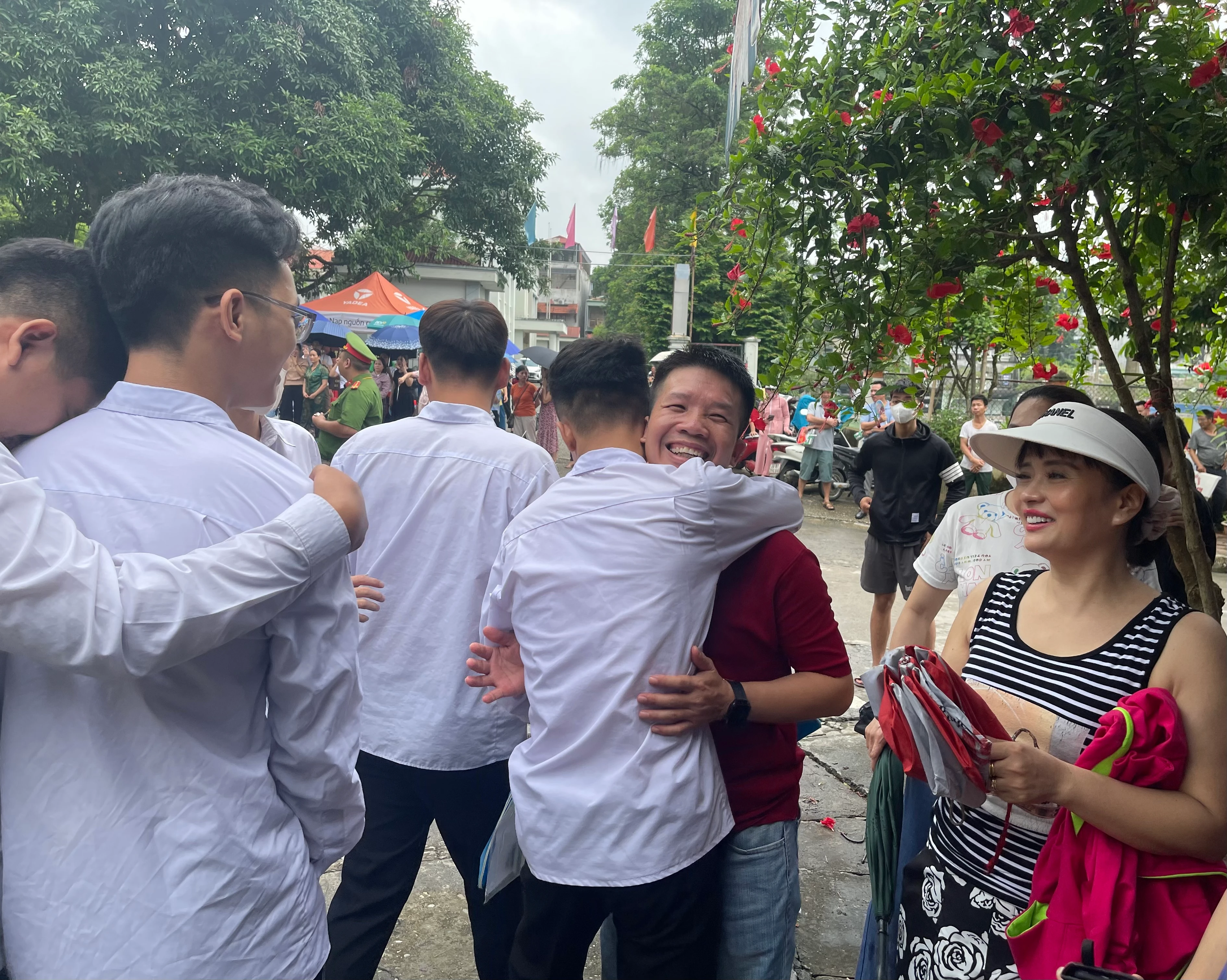 Giáo viên chia sẻ niềm vui với thí sinh sau khi hoàn thành xong bài thi.