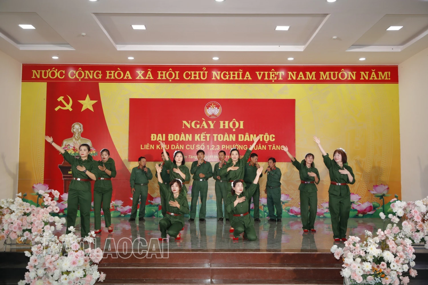 Tiết mục văn nghệ do Nhân dân liên khu dân cư thể hiện.