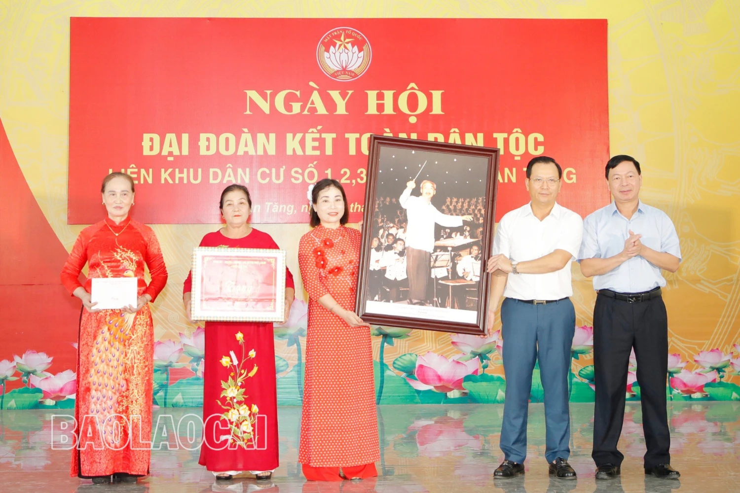 Lãnh đạo tỉnh tặng quà lưu niệm cho liên khu dân cư.