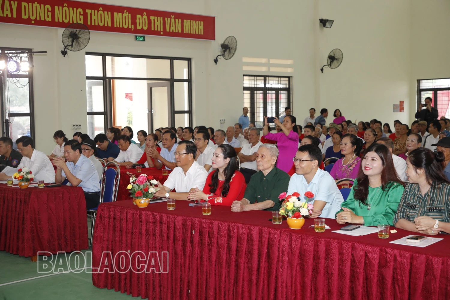 Đại biểu và Nhân dân liên khu dân cư số 1, 2, 3 phường Xuân Tăng dự Ngày hội Đại đoàn kết toàn dân tộc.