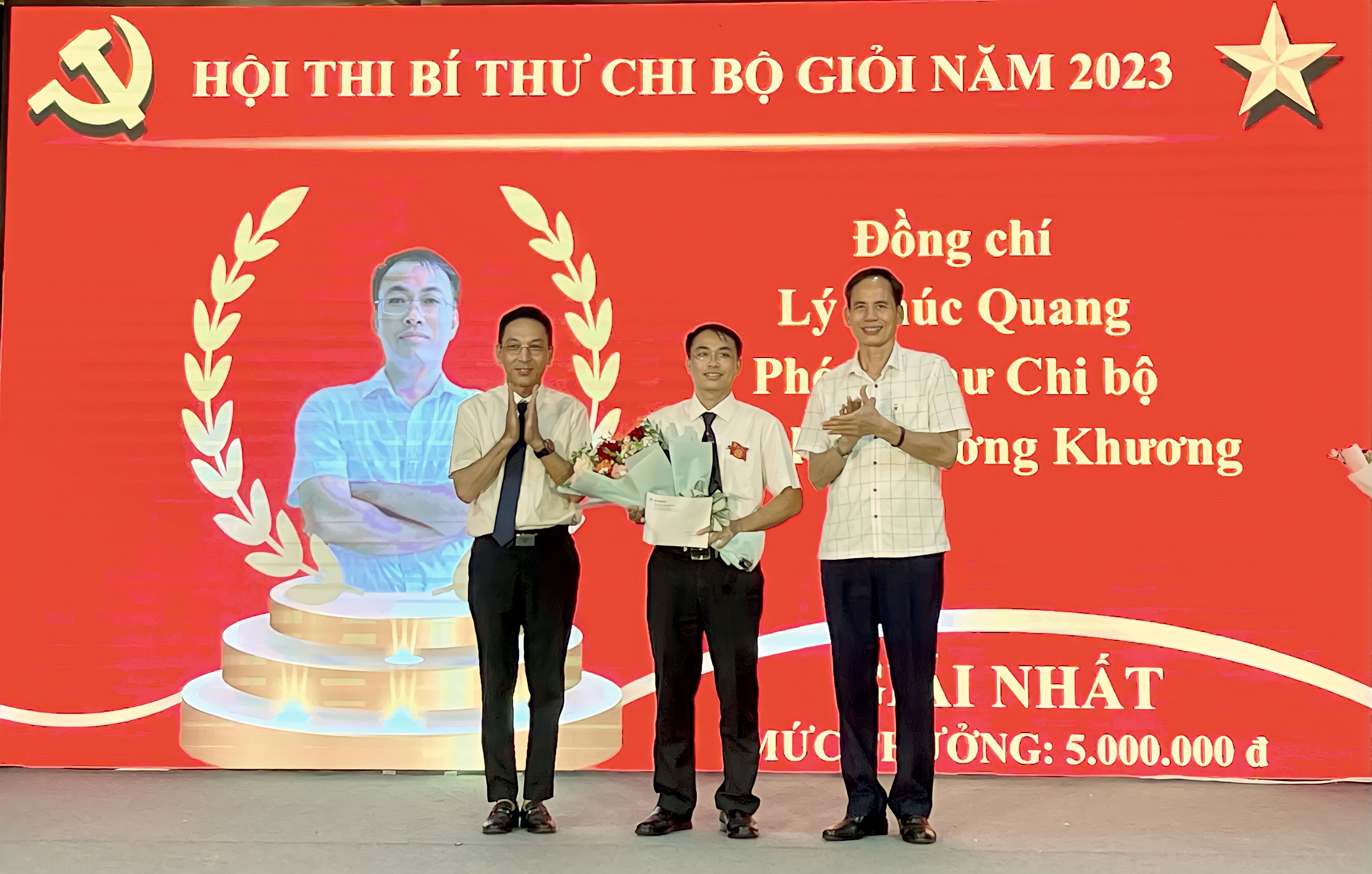 Trao giải Nhất hội thi cho đồng chí Lý Phúc Quang, Phó Bí thư Chi bộ Điện lực huyện Mường Khương. IMG_4794.jpg