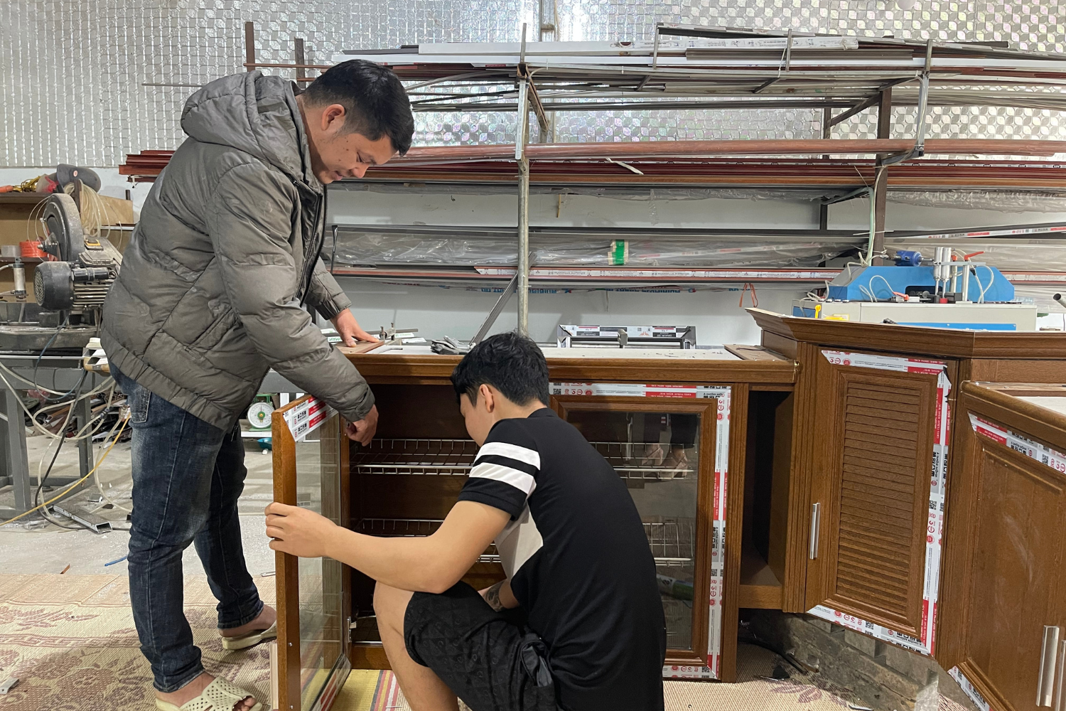 Cơ sở nhôm kính của giáo dân Nguyễn Văn Hài, xã Lùng Vai (huyện Mường Khương) đang tạo việc làm ổn định cho 3 lao động, với mức thu nhập bình quân 5 - 7 triệu đồng/người/tháng. Bản sao của Thêm tiêu đề.png