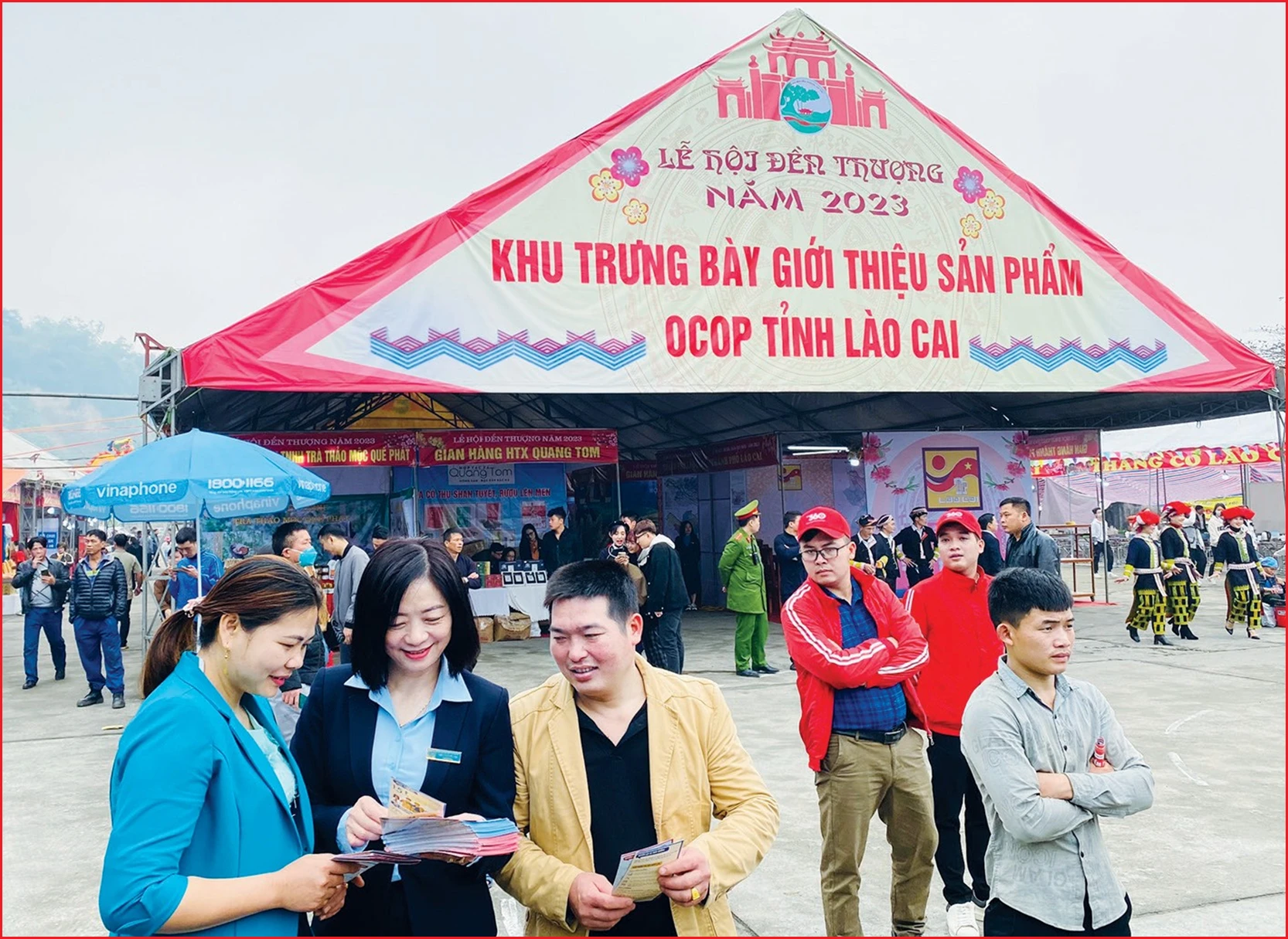 Cán bộ truyền thông Bảo hiểm xã hội tỉnh tư vấn trực tiếp cho người dân tại Lễ hội đền Thượng 2023.png