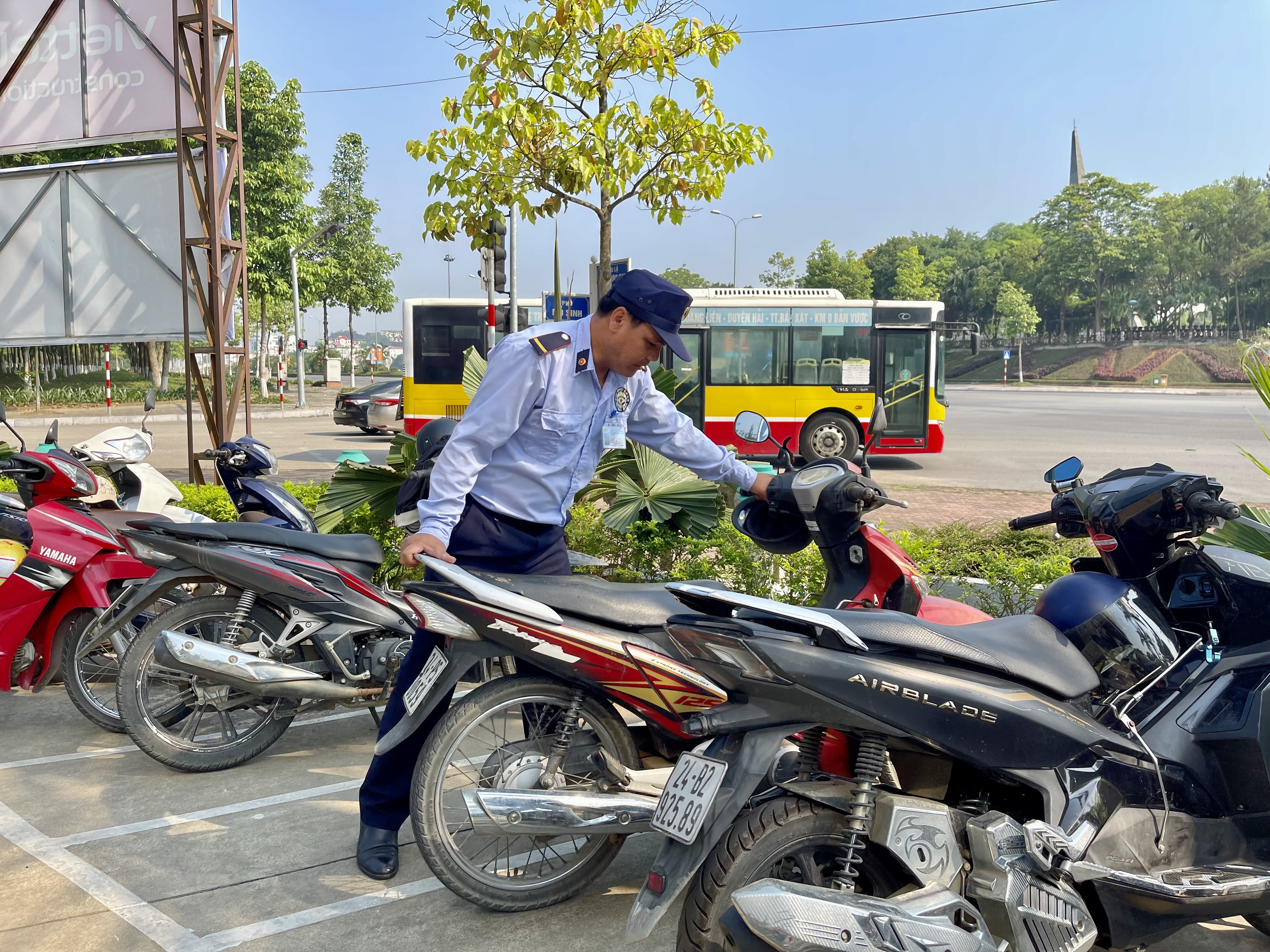 Ông Nguyễn Văn Vỹ (58 tuổi) làm công việc bảo vệ tòa nhà tại thành phố Lào Cai đã được hơn 7 năm. IMG_9472.jpeg