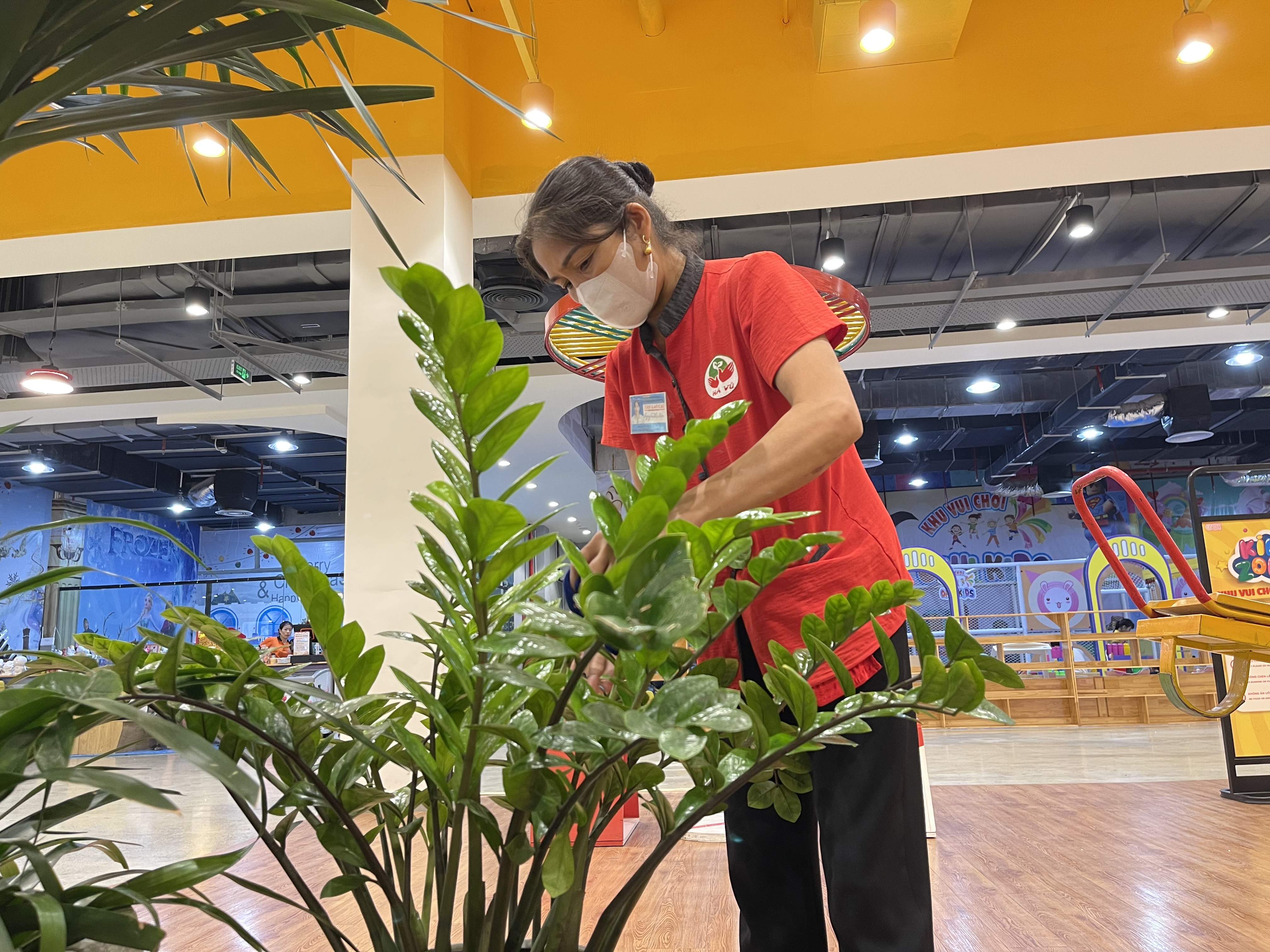 Cô Nguyễn Thị Xóa, nhân viên vệ sinh tại Trung tâm thương mại Go! Lào Cai làm việc trong dịp lễ 30/4 - 1/5. IMG_9483.jpeg