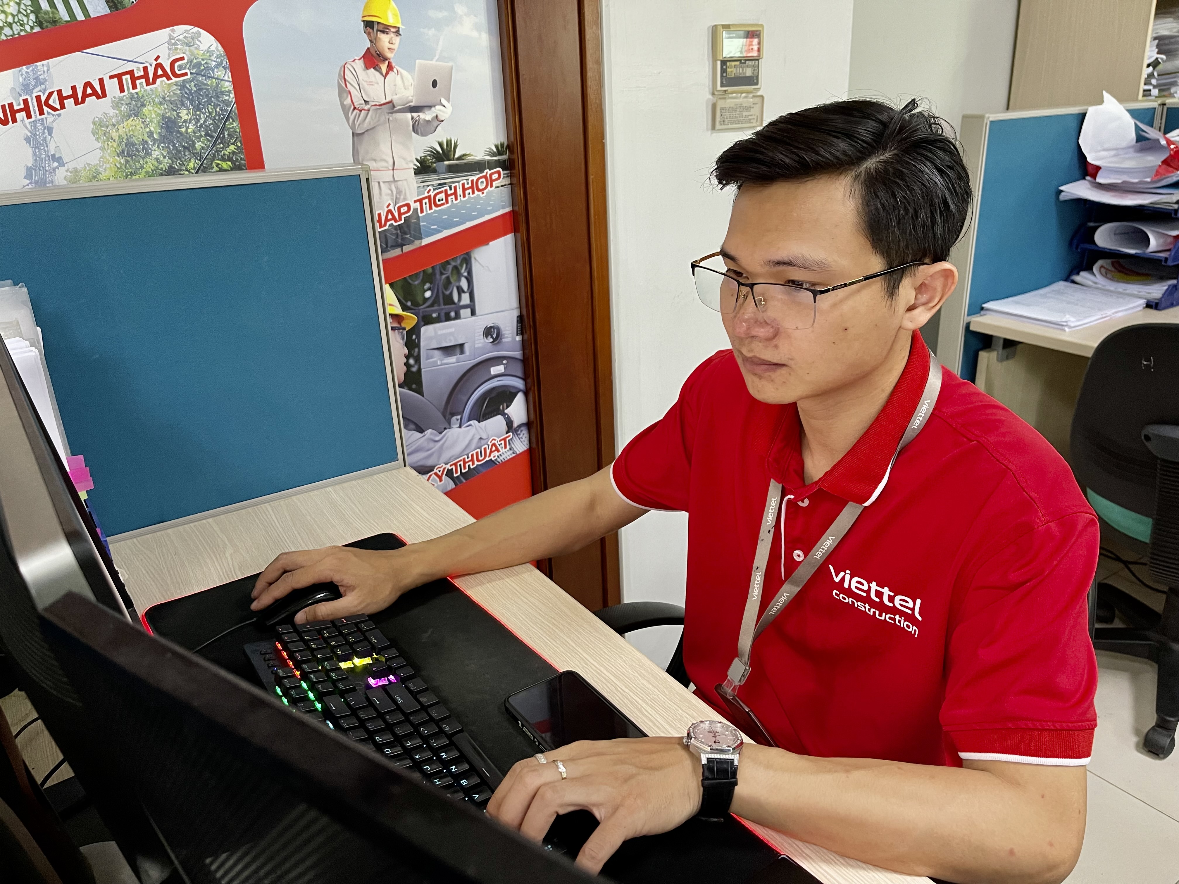 Anh Mai Tuấn Anh, nhân viên Phòng Vận hành khai thác, Chi nhánh Công trình Viettel Lào Cai vẫn đi làm trong dịp lễ 30/4 - 1/5. IMG_9459.jpeg