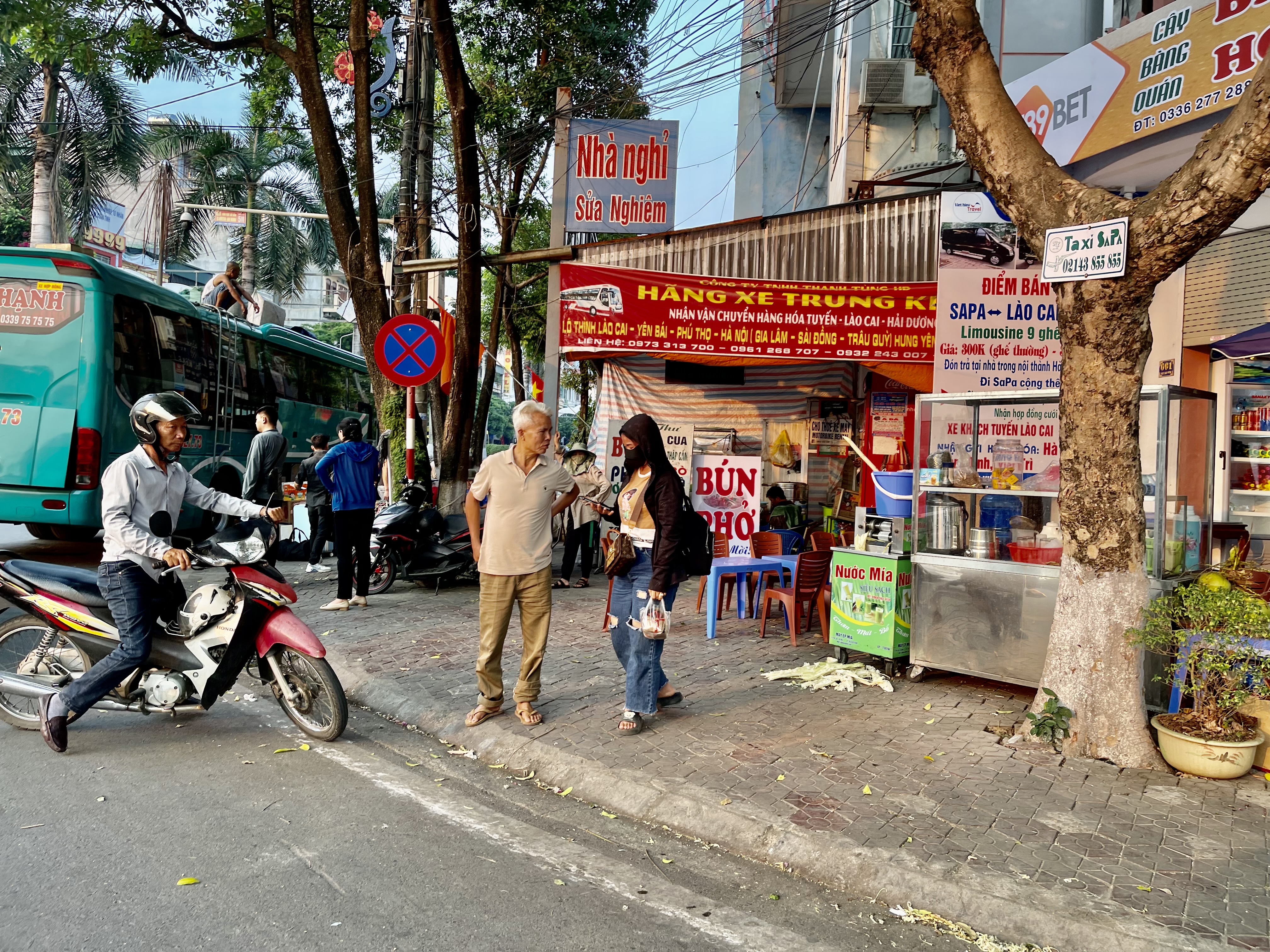 Nhiều lao động tự do vẫn miệt mài làm việc trong ngày nghỉ lễ. IMG_9552.jpeg