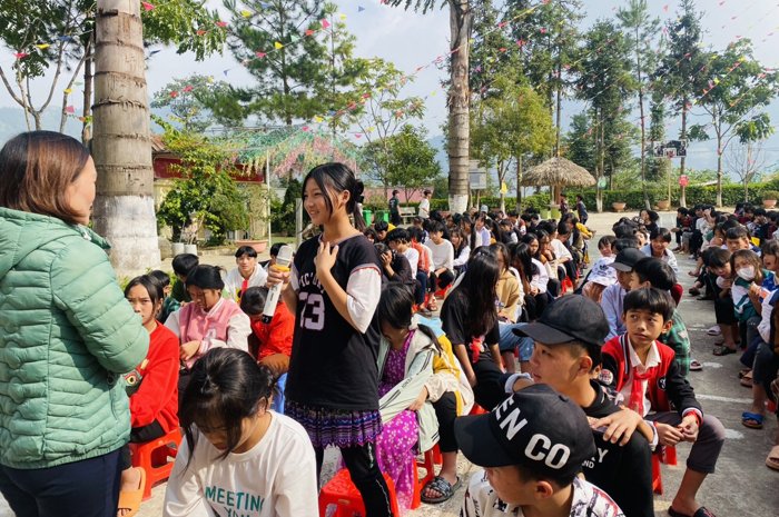 Tuyên truyền phòng chống tảo hôn, hôn nhân cận huyết thống tại Trường Phổ thông Dân tộc bán trú THCS Hoàng Thu Phố (Bắc Hà). Học sinh Trường PTDTBT THCS Hoàng Thu Phố (Bắc Hà) được tham gia các buổi tuyên truyền, sinh hoạt ngoại khóa về phòng chống tảo hôn và hôn nhân cận huyết thống.jpg