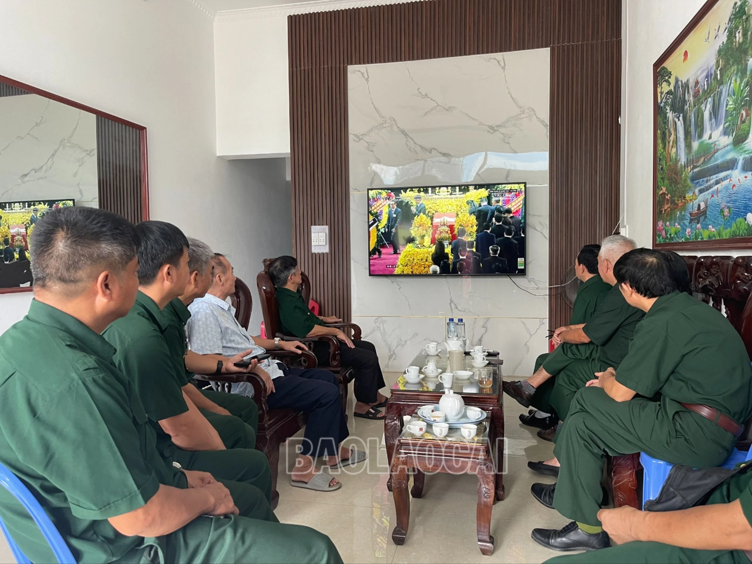 Cựu chiến binh thị trấn Bát Xát theo dõi Lễ tang Tổng Bí thư Nguyễn Phú Trọng.