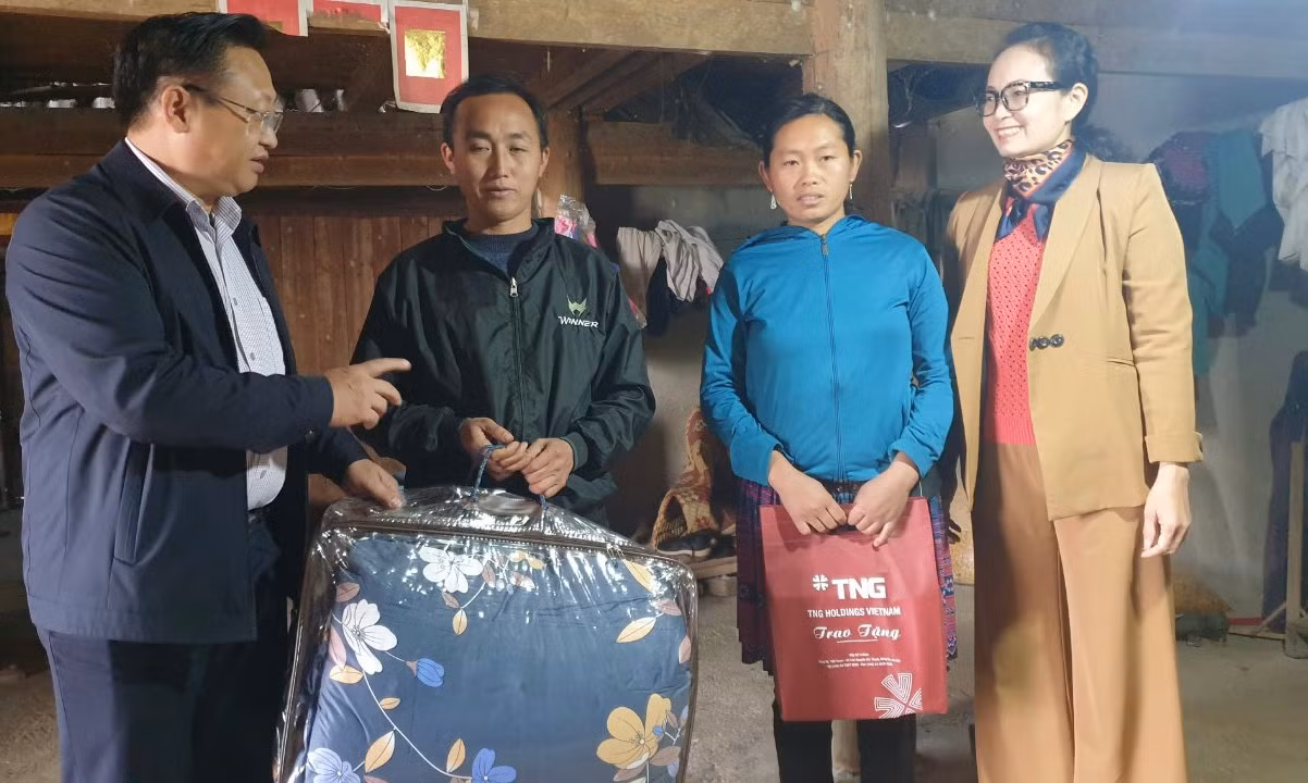 lanh-dao-ubmttqvn-tinh-lao-cai-tham-tang-qua-tet-cho-ho-ngheo-xa-lung-phinh-huyen-bac-ha-3963.jpg