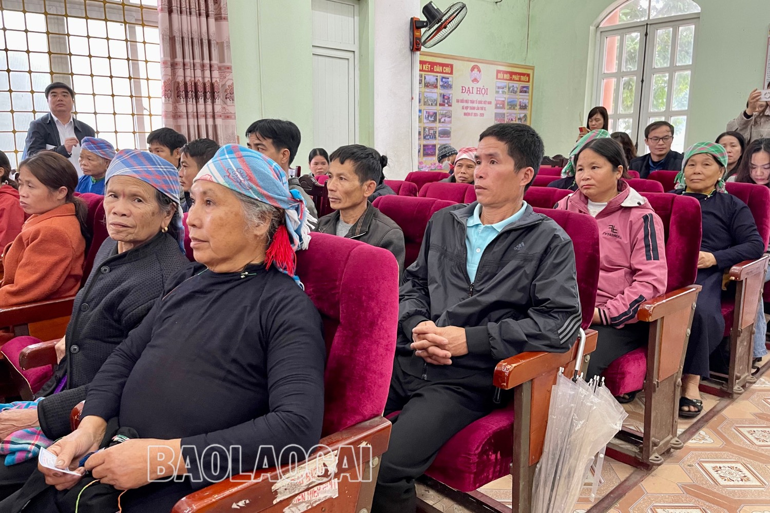 Người dân có hoàn cảnh khó khăn tại thành phố Lào Cai được hỗ trợ tặng sổ BHXH và thẻ BHYT. thiet-ke-chua-co-ten-5-8868.jpg