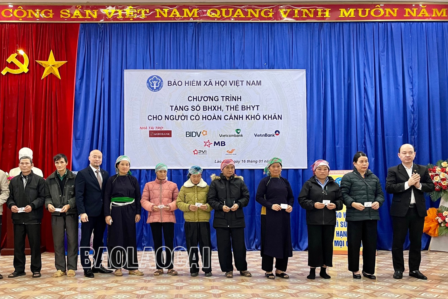 Đại diện đơn vị nhà tài trợ trao thẻ BHYT cho người dân. thiet-ke-chua-co-ten-2-8622.jpg