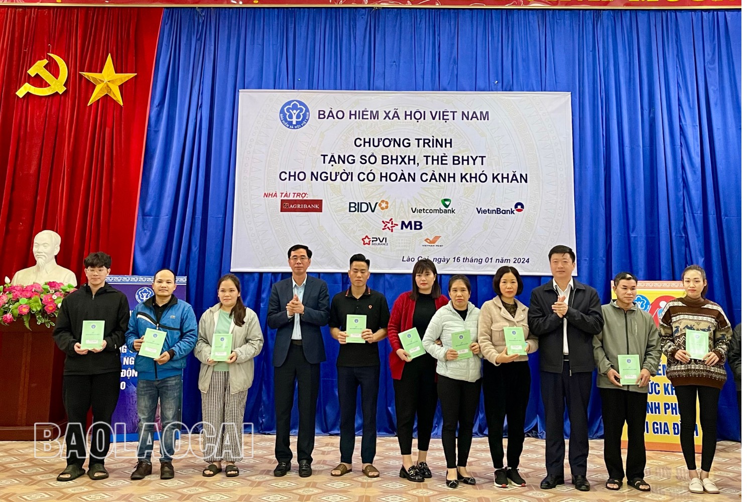 Trao tặng sổ BHXH cho người dân. thiet-ke-chua-co-ten-3-5806.jpg