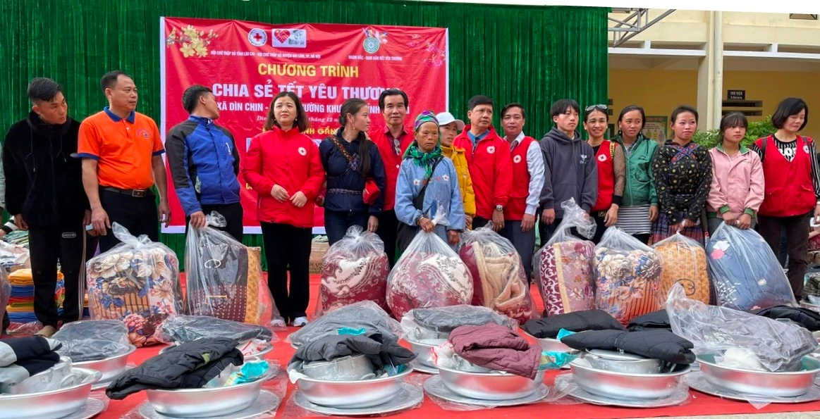 trao-qua-tet-cho-ho-ngheo-tai-huyen-muong-khuong-8521.jpg
