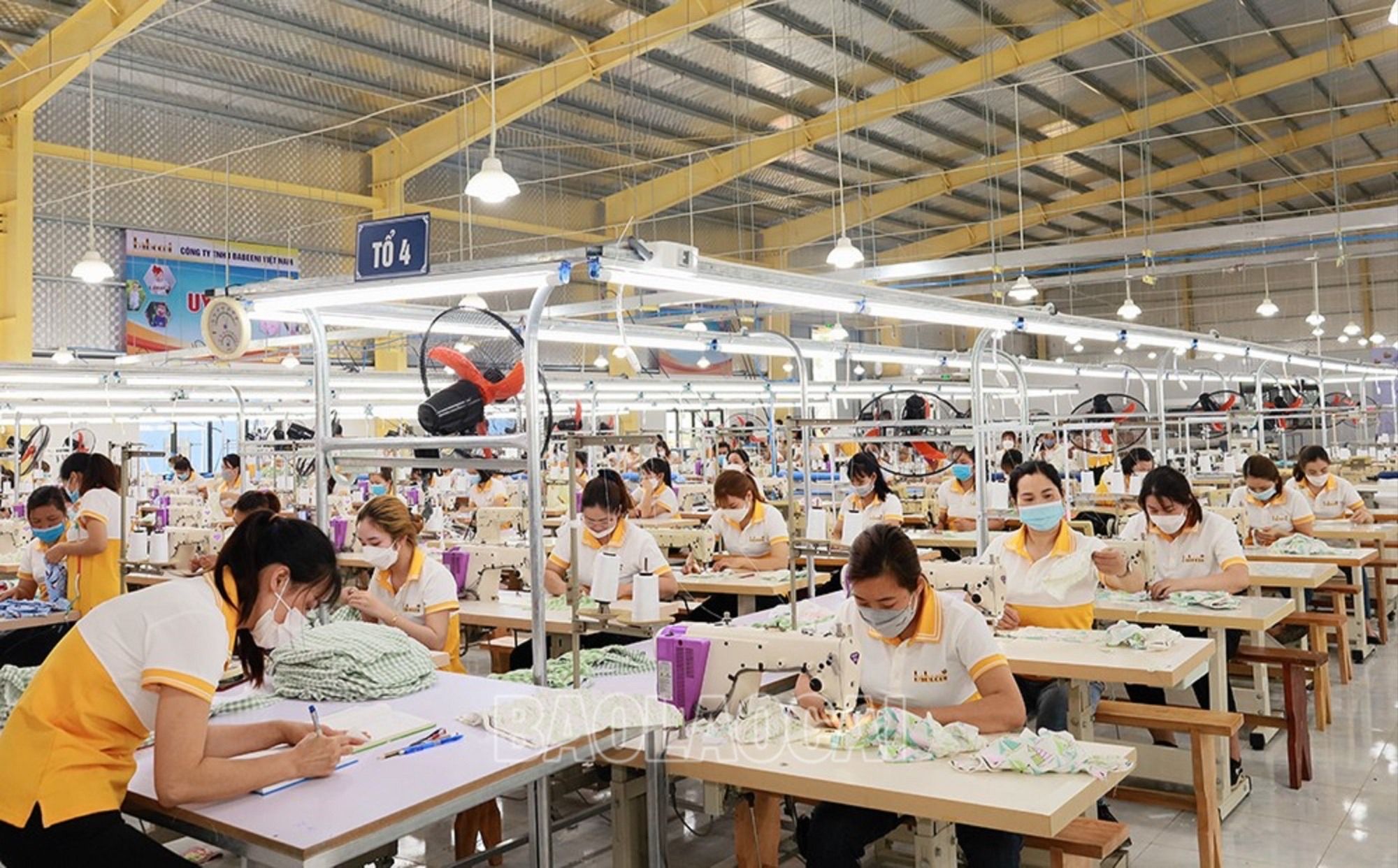 Công nhân làm việc tại Nhà máy May thêu xuất khẩu thuộc Tổng Công ty Babeeni Việt Nam tại Khu Công nghiệp Đông Phố Mới (thành phố Lào Cai). cong-nhan-lam-viec-tai-nha-may-may-theu-xuat-khau-khu-cong-nghiep-dong-pho-moi-tp-lao-cai-2518-514.jpg