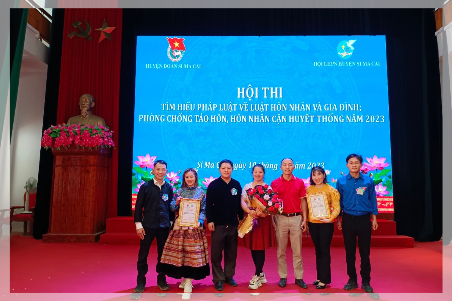 Chị Giàng Thị Sáng (giữa ảnh, cầm hoa) cùng đội thi xã Quan Hồ Thẩn đoạt giải Nhì tại Hội thi tìm hiểu pháp luật về Luật Hôn nhân và Gia đình; phòng, chống tảo hôn, hôn nhân cận huyết thống huyện Si Ma Cai năm 2023. 6-7942.png