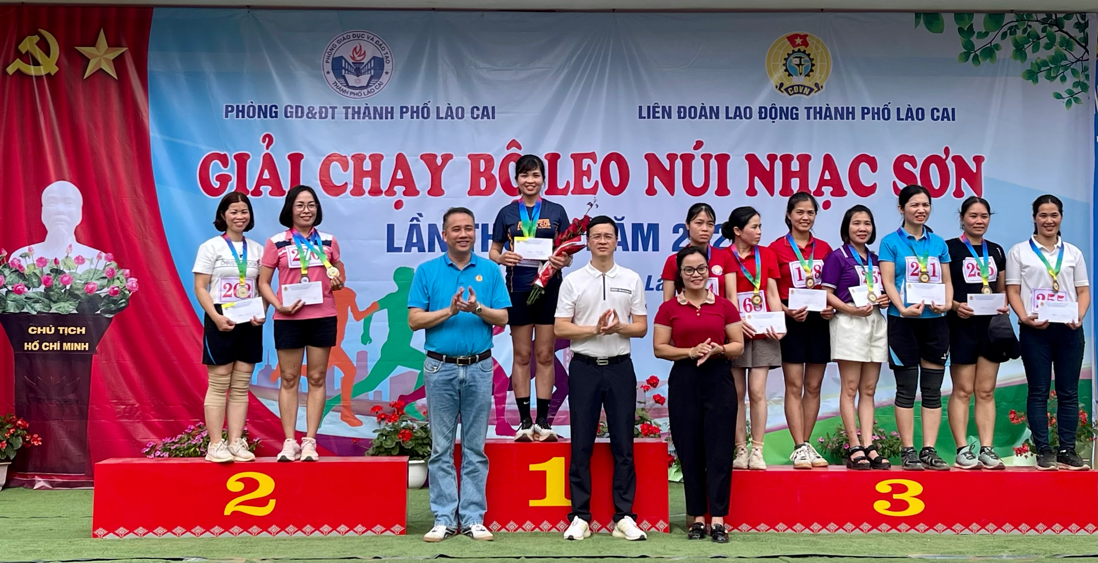 Trao giải cho Nữ vận động viên xuất sắc.jpg