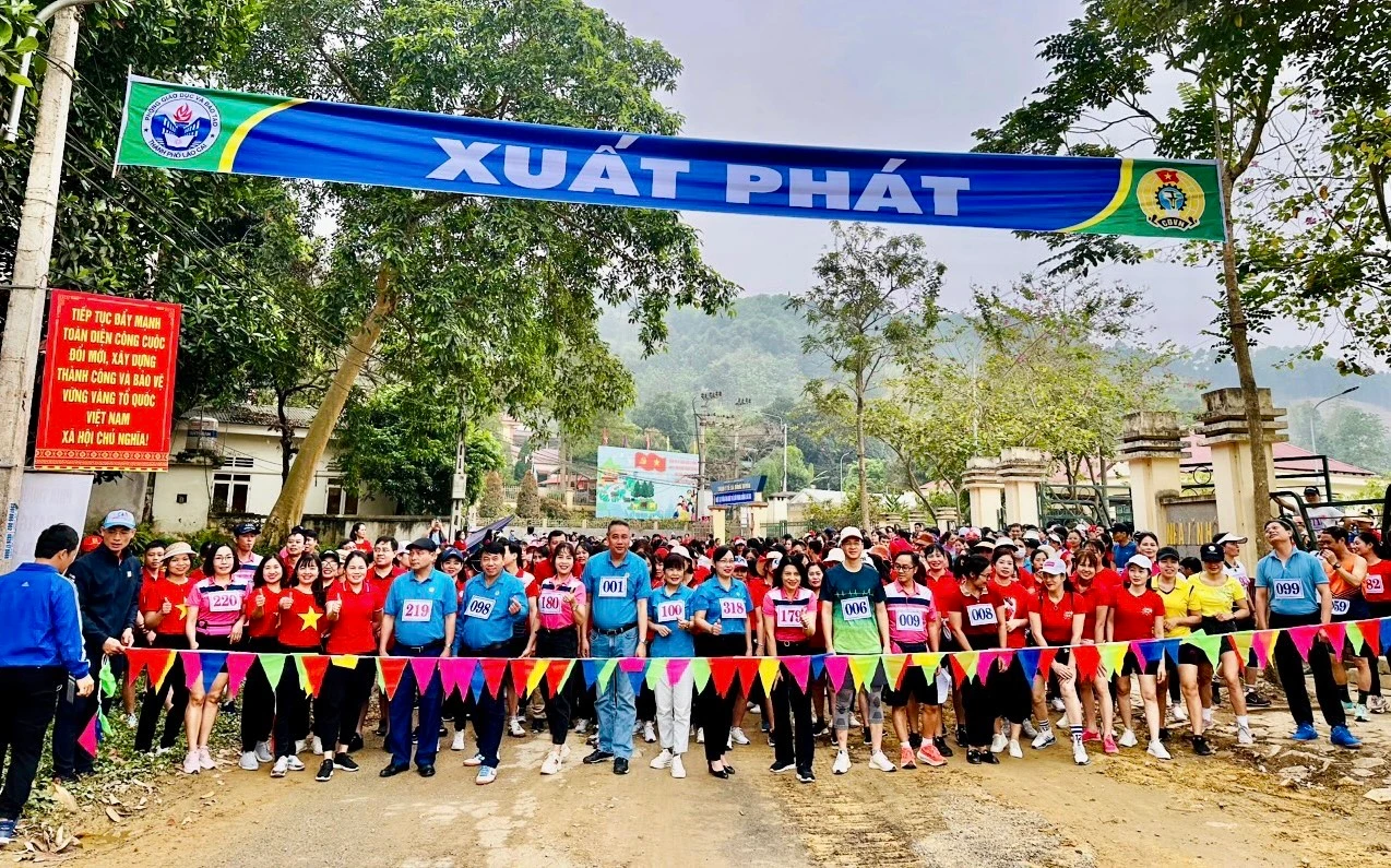 Gần 1.000 vận động viên tham gia Giải chạy bộ Nhạc Sơn năm 2024.jpg