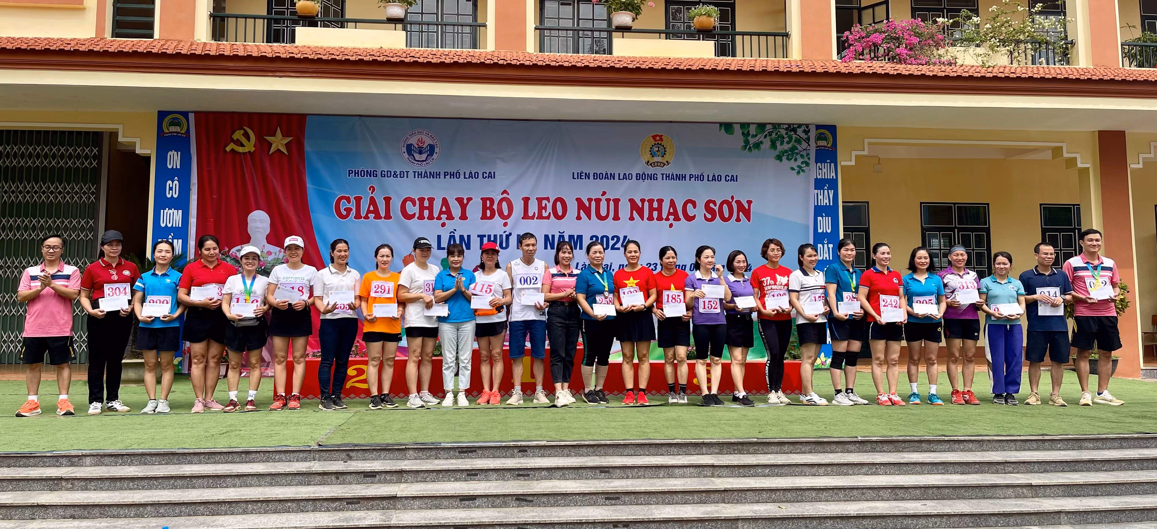 Trao giải Khuyến khích cho các vận động viên.jpg