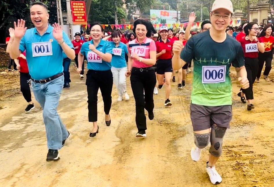 Các vận động viên hào hứng bước vào giải chạy bộ.jpg