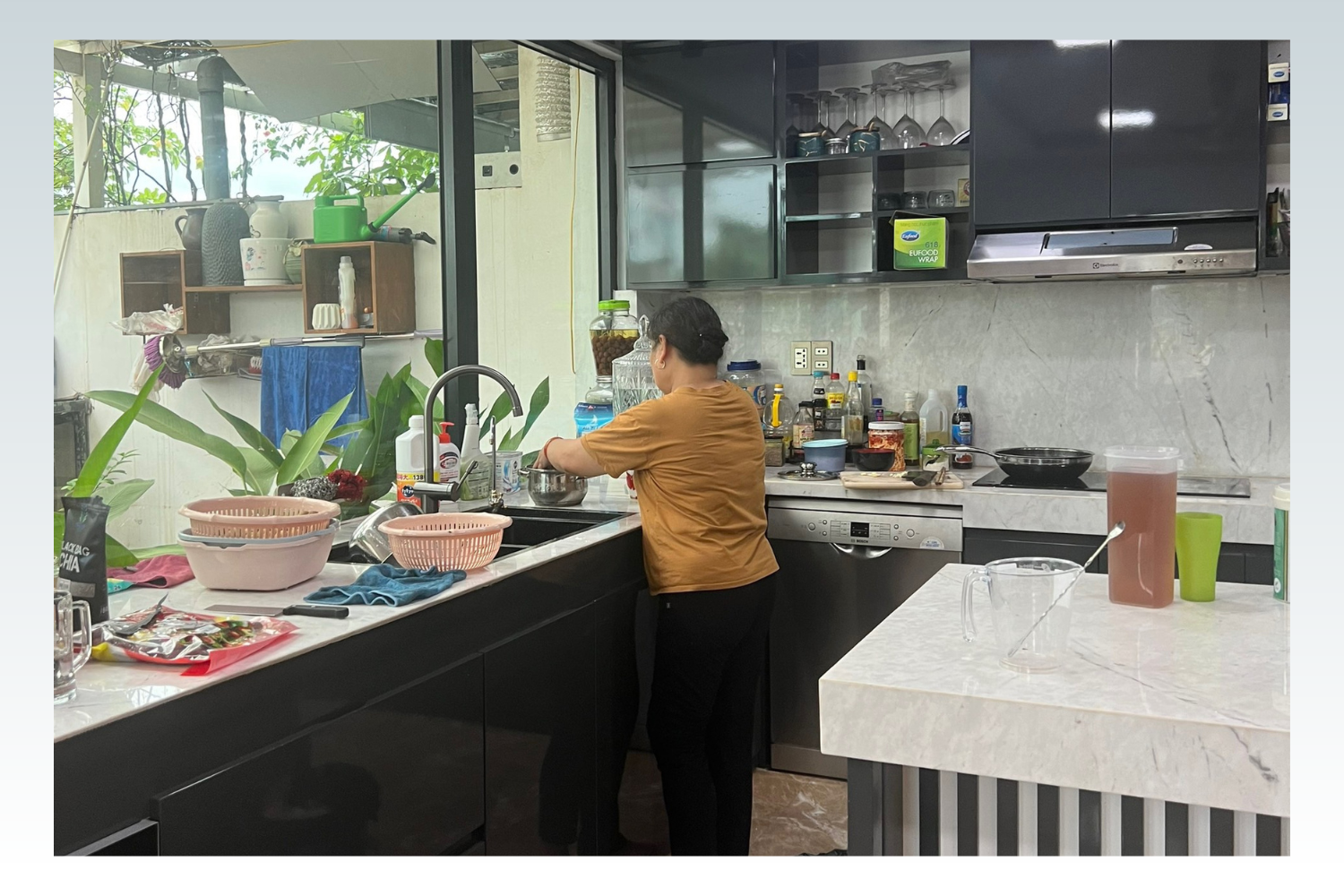 Năm nay, bà B. ngoài 50 tuổi và đã có hơn 10 năm làm nghề giúp việc nhà. 5.png