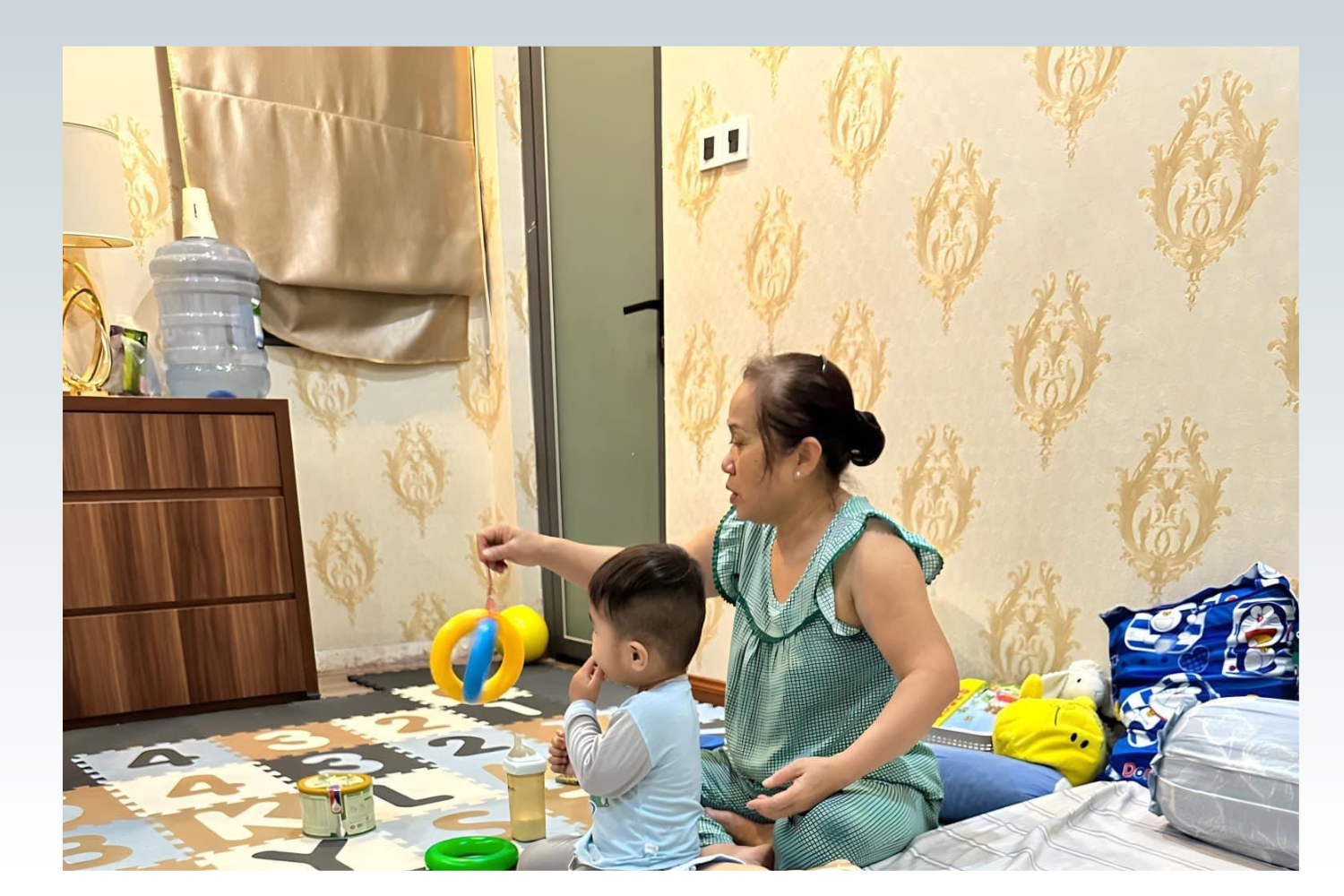 Nhiều gia đình coi người giúp việc như người thân trong gia đình. 6.png